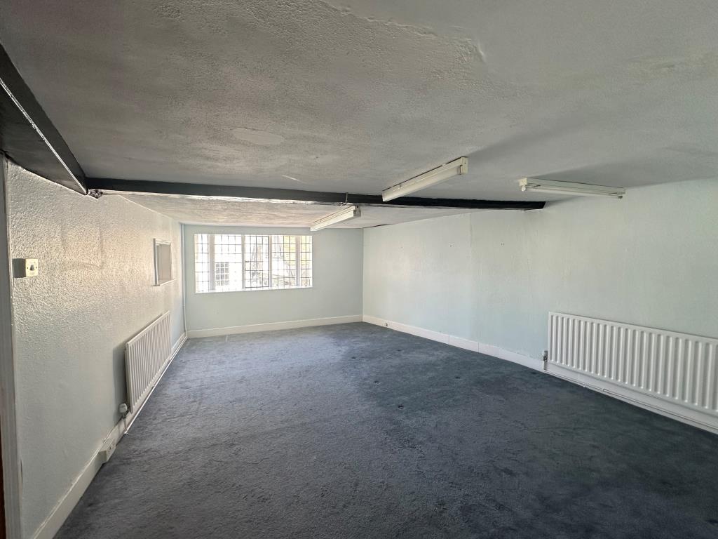 Lot: 51 - ATTRACTIVE PERIOD BUILDING IN TOWN CENTRE - Room two to front on second floor